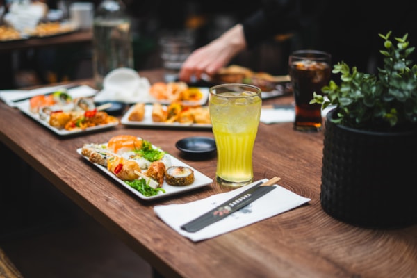 Bilde av bord med sushi og brus