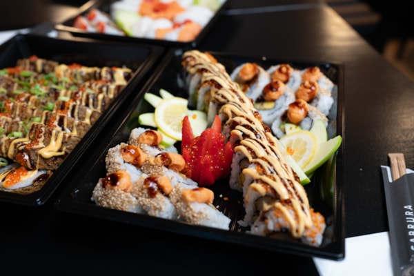 Sabrura maki på et fat