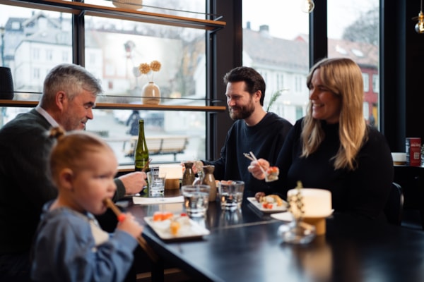 Et barn som tuller med spisepinner